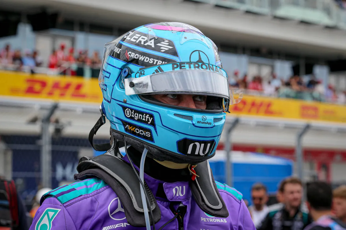 George Russell voor Mercedes op de F1-grid in Miami