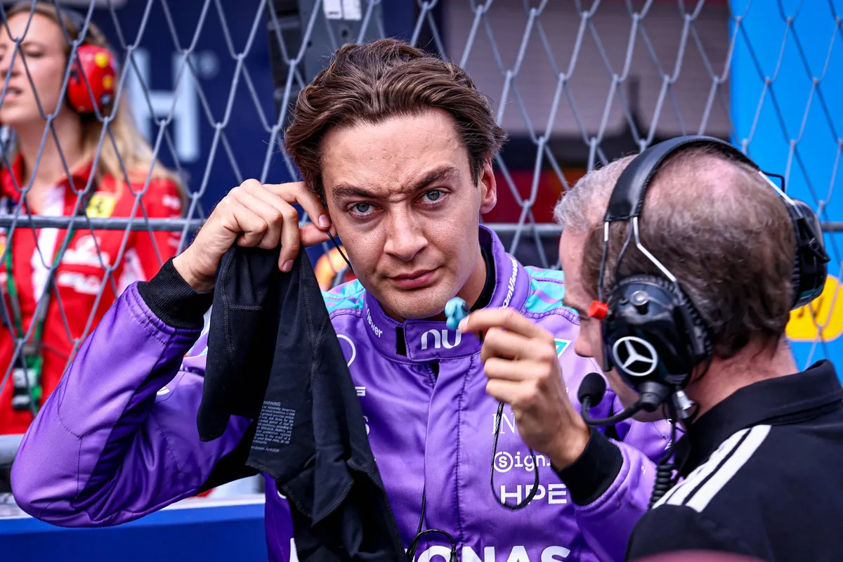 George Russell met zijn race-engineer op de grid in Miami in 2026