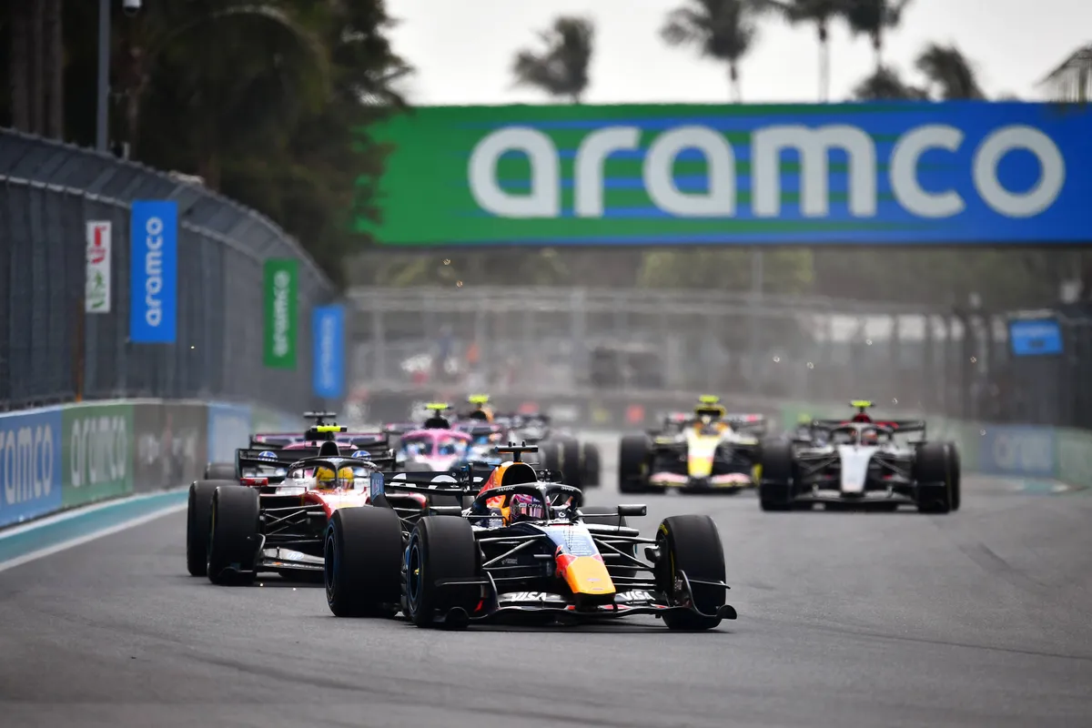 Max Verstappen tijdens de start van de sprintrace in Miami in 2026