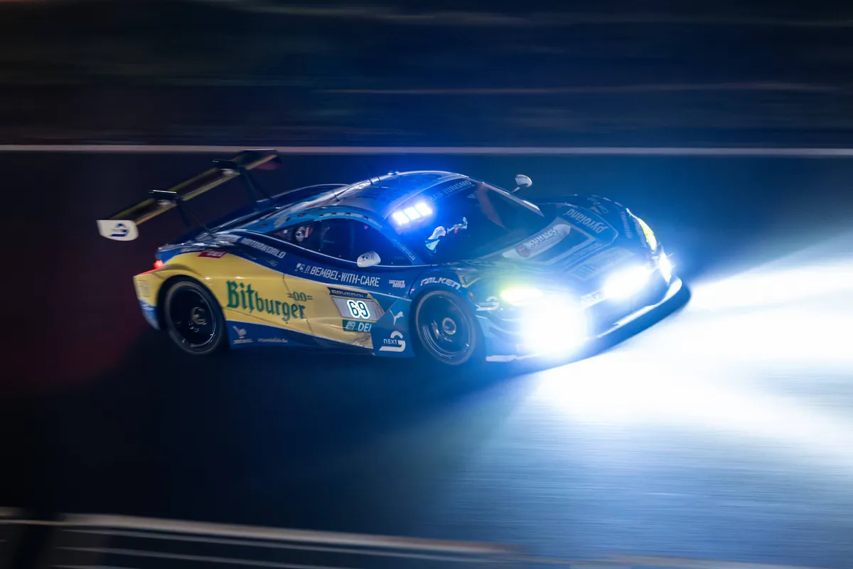 Voormalig F1-coureur Timo Glock in de McLaren tijdens 24 uur van de Nürburgring