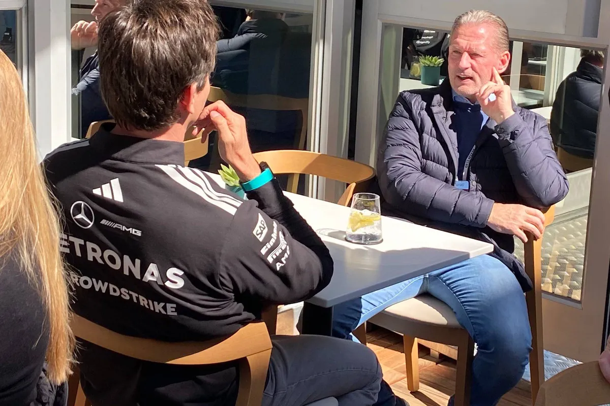 Toto Wolff en Jos Verstappen in gesprek in de F1-paddock in Canada