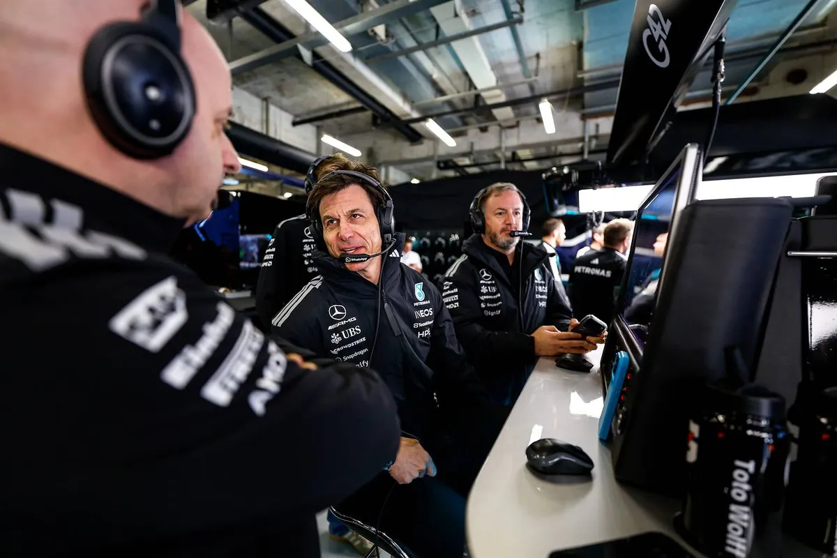Toto Wolff in de garage van Mercedes tijdens de F1 Grand Prix van China in 2026