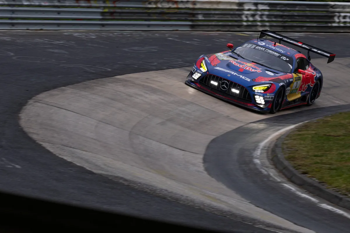 De Mercedes van Verstappen Racing tijdens de 24 uur van de Nürburgring