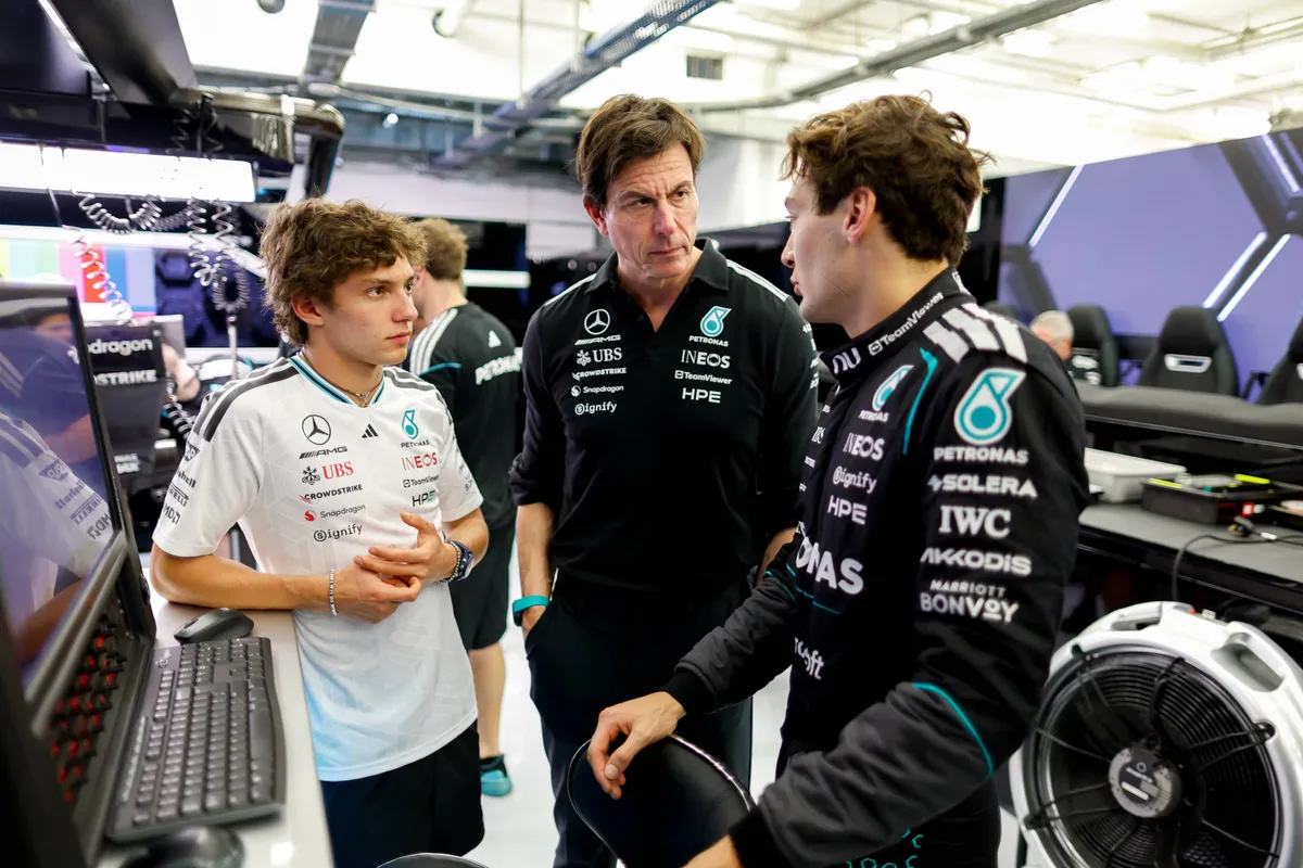 Toto Wolff in gesprek met George Russell en Kimi Antonelli van Mercedes