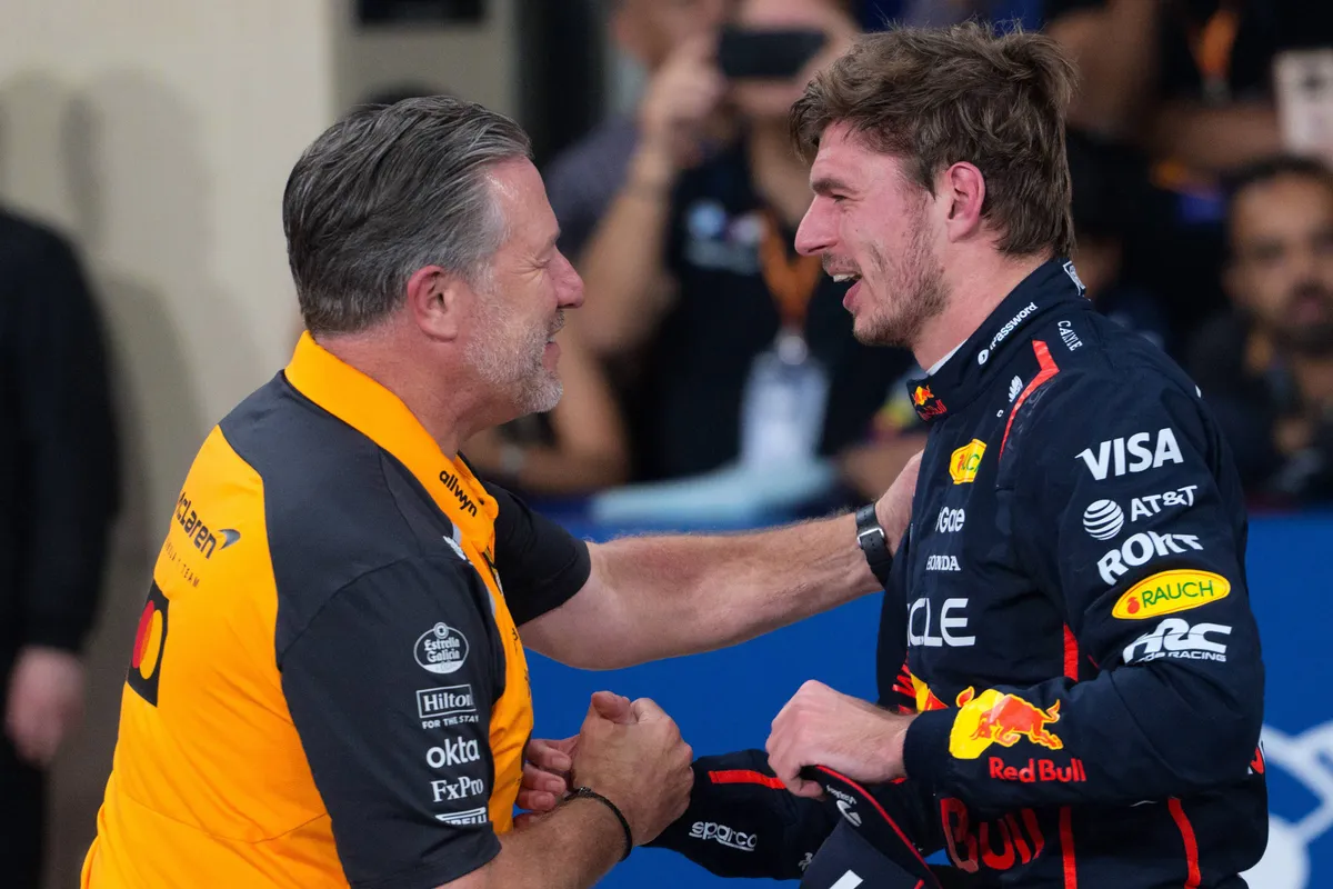 Zak Brown en Max Verstappen na afloop van de kwalificatie voor de F1 Grand Prix van Abu Dhabi in 2025
