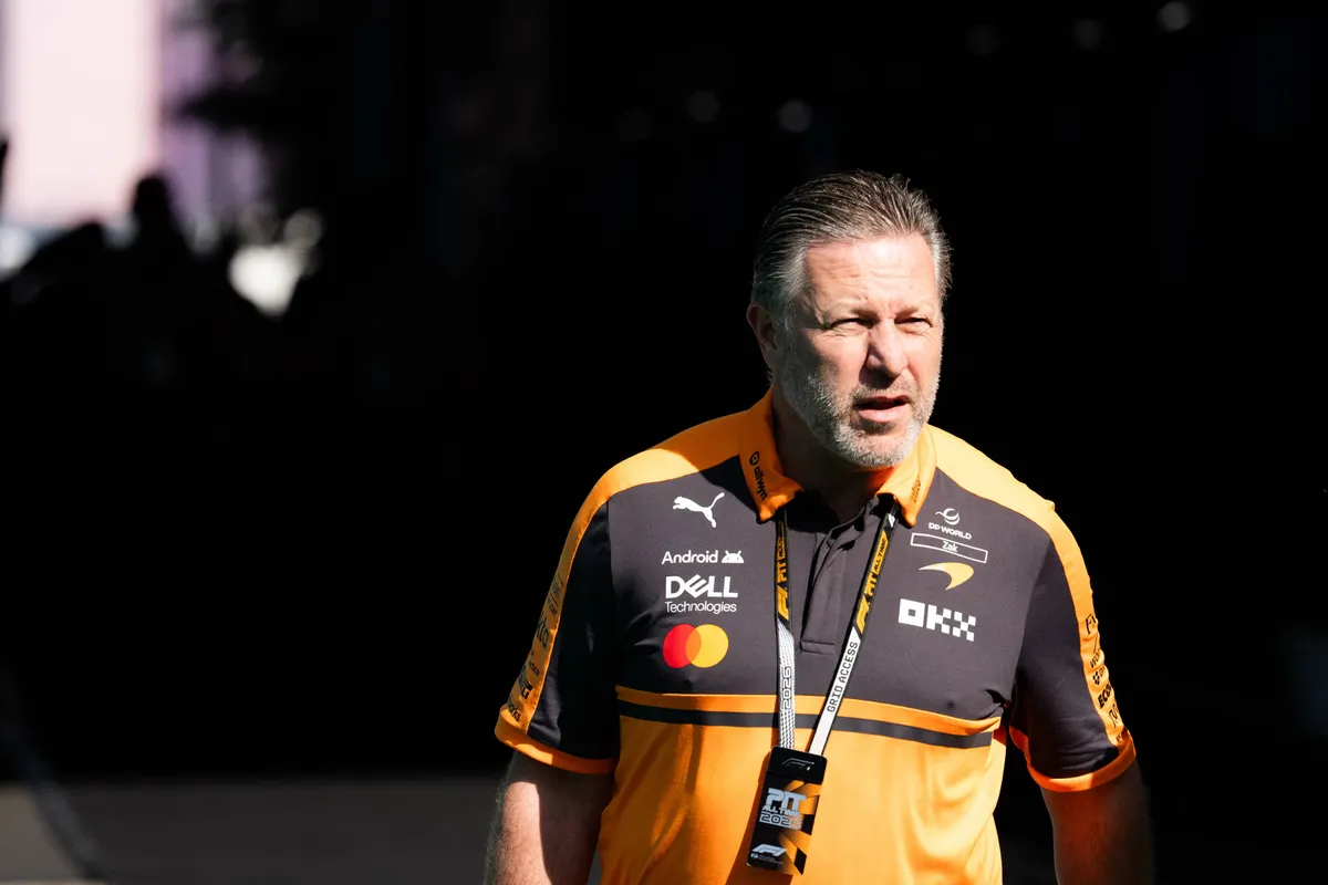 McLaren-CEO Zak Brown loopt in de F1-paddock in Miami 2026