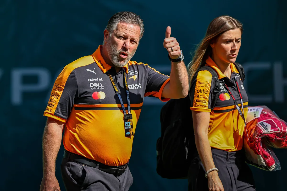 McLaren-baas Zak Brown in de F1-paddock in Miami