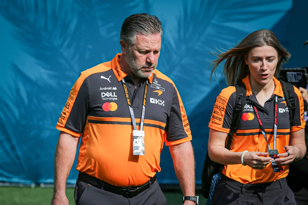 McLaren-CEO Zak Brown arriveert in de F1-paddock in Miami