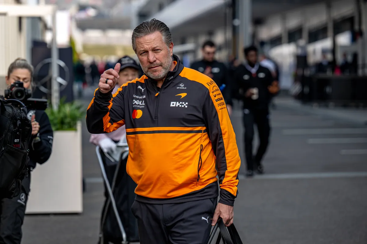 McLaren Racing-CEO Zak Brown steekt zijn duim omhoog in Japan