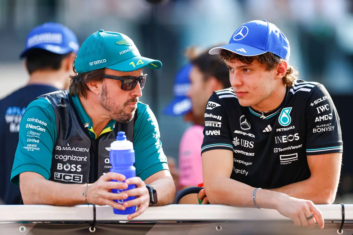 Fernando Alonso en Kimi Antonelli met elkaar in gesprek op de F1-grid