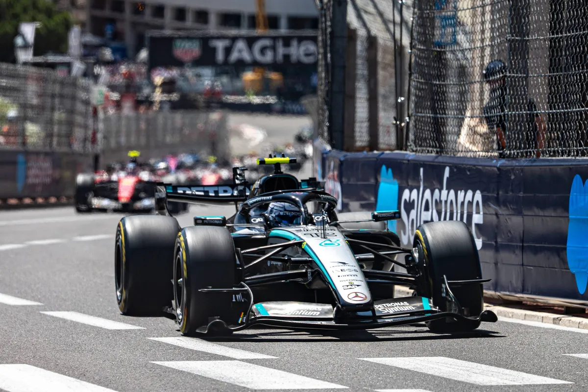 Mercedes-coureur Kimi Antonelli aan de leiding tijdens de 2026 F1-race in Monaco