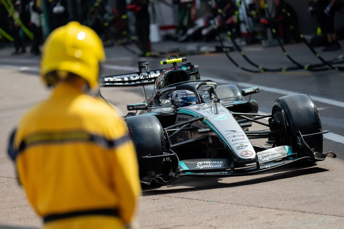 Kimi Antonelli in zijn Mercedes-auto in de pitstraat in Monaco