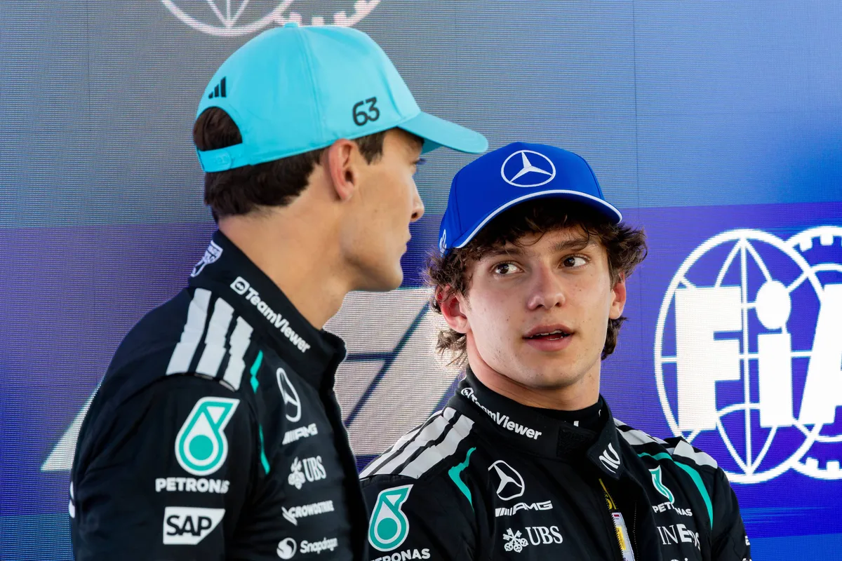 Mercedes-coureurs Kimi Antonelli en George Russell in Barcelona