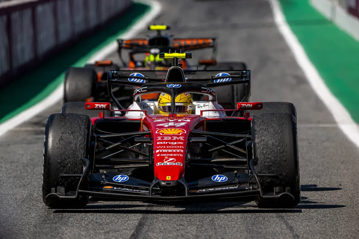 Lewis Hamilton en Lando Norris in de F1-pitstraat in Barcelona