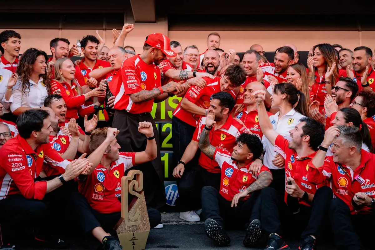 Het team van Ferrari viert feest na de overwinning van Lewis Hamilton tijdens de F1 Grand Prix van Barcelona in 2026