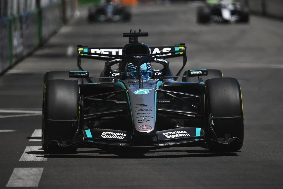 George Russell op de baan tijdens de vrije training voor de F1 Grand Prix van Monaco in 2026