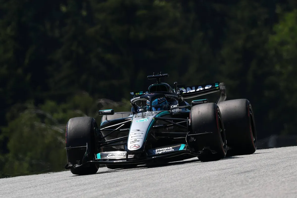 George Russell tijdens de vrije training voor de F1 Grand Prix van Oostenrijk in 2026