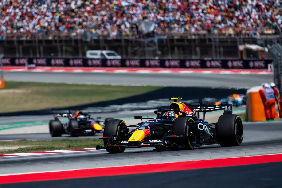 Isack Hadjar en Max Verstappen in de Red Bull RB22 in Barcelona