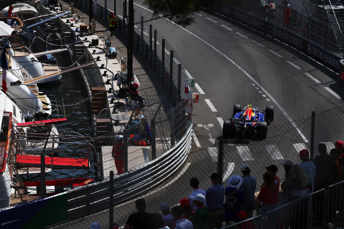 Isack Hadjar in zijn Red Bull-auto tijdens de F1-race in Monaco van 2026