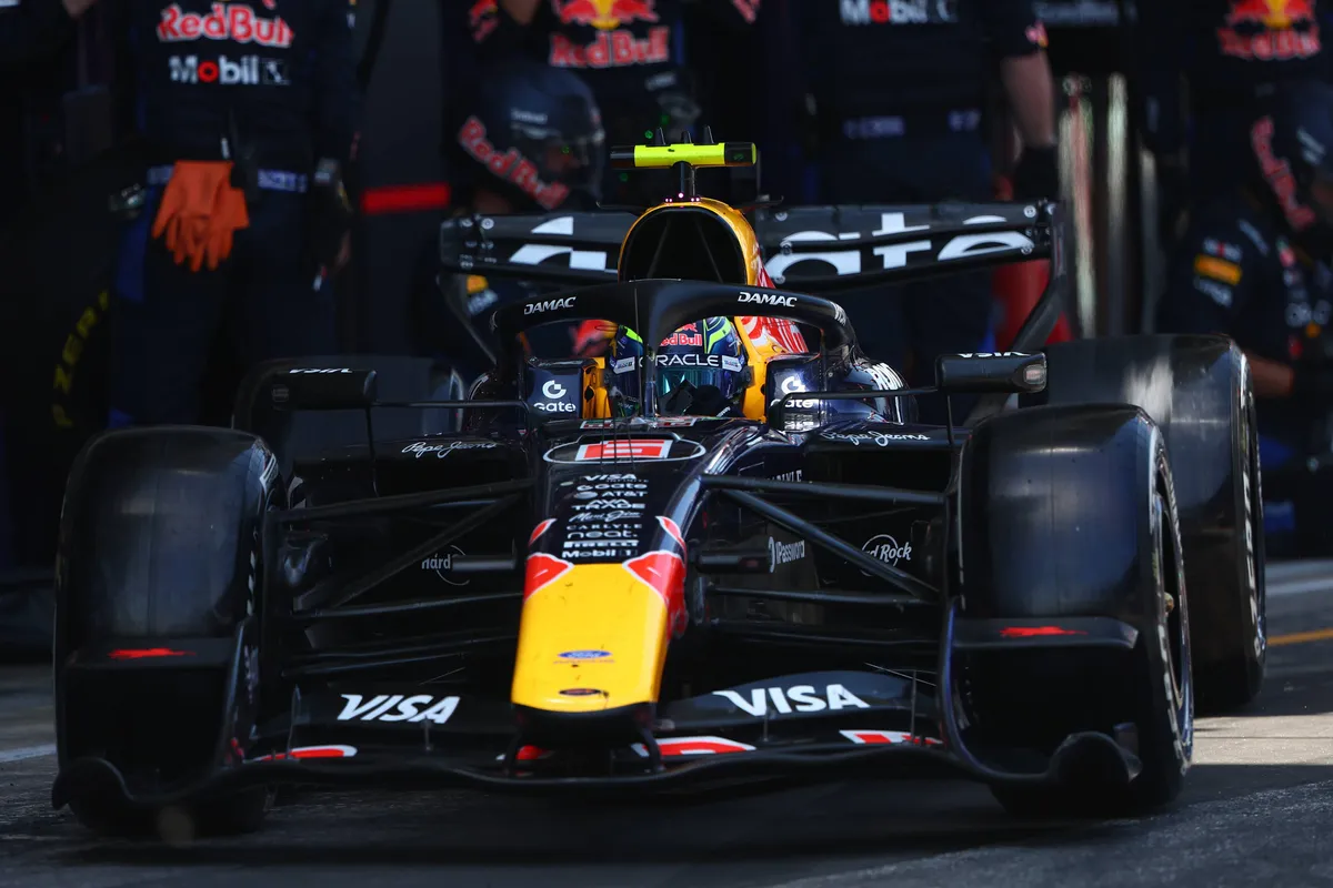 Red Bull-coureur Isack Hadjar in de pitstraat in Barcelona