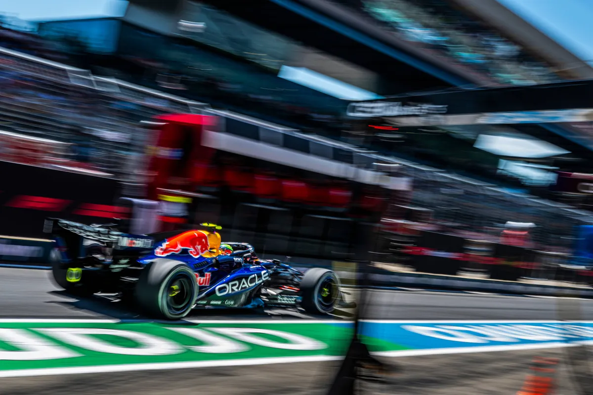 Isack Hadjar voor Red Bull in de pitstraat in Oostenrijk