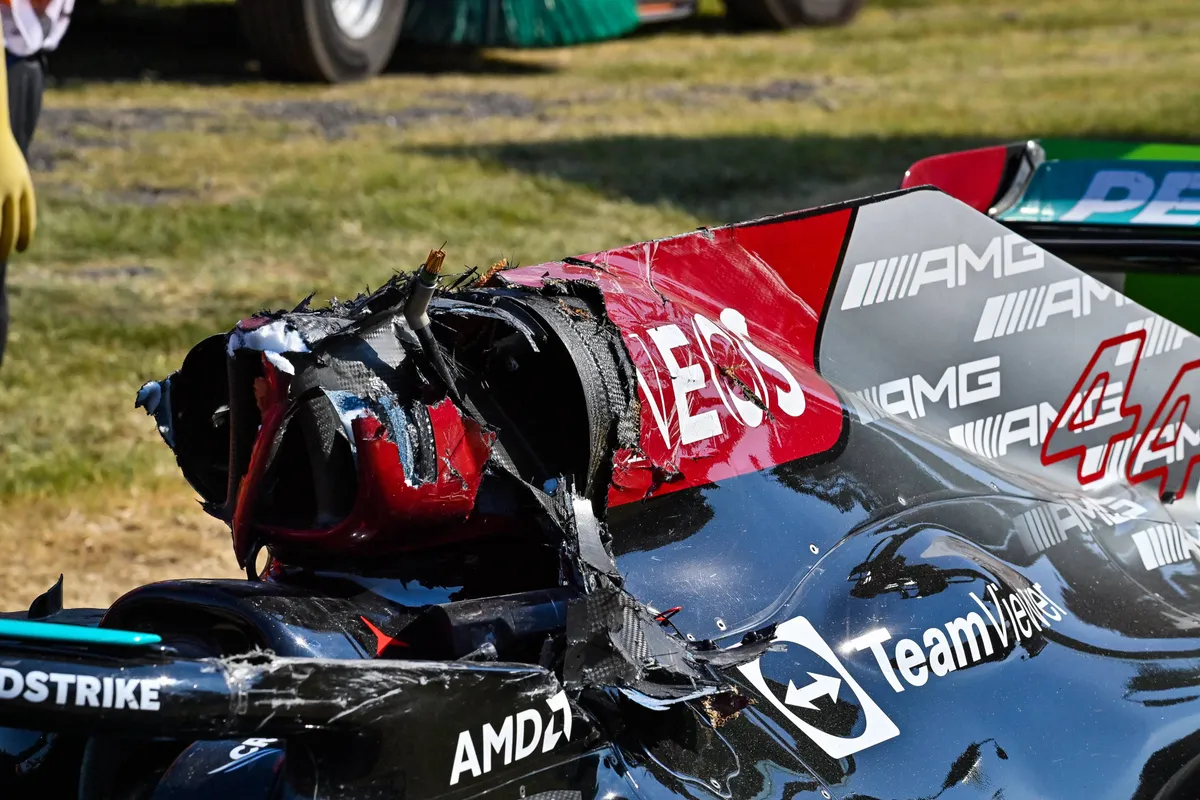 De Mercedes-auto van Lewis Hamilton na de crash in Italië 2021