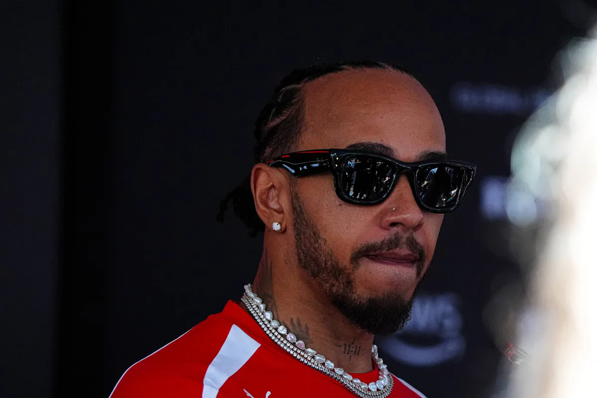 Ferrari-coureur Lewis Hamilton in Monaco tijdens de 2026 F1-race met zijn zonnebril op