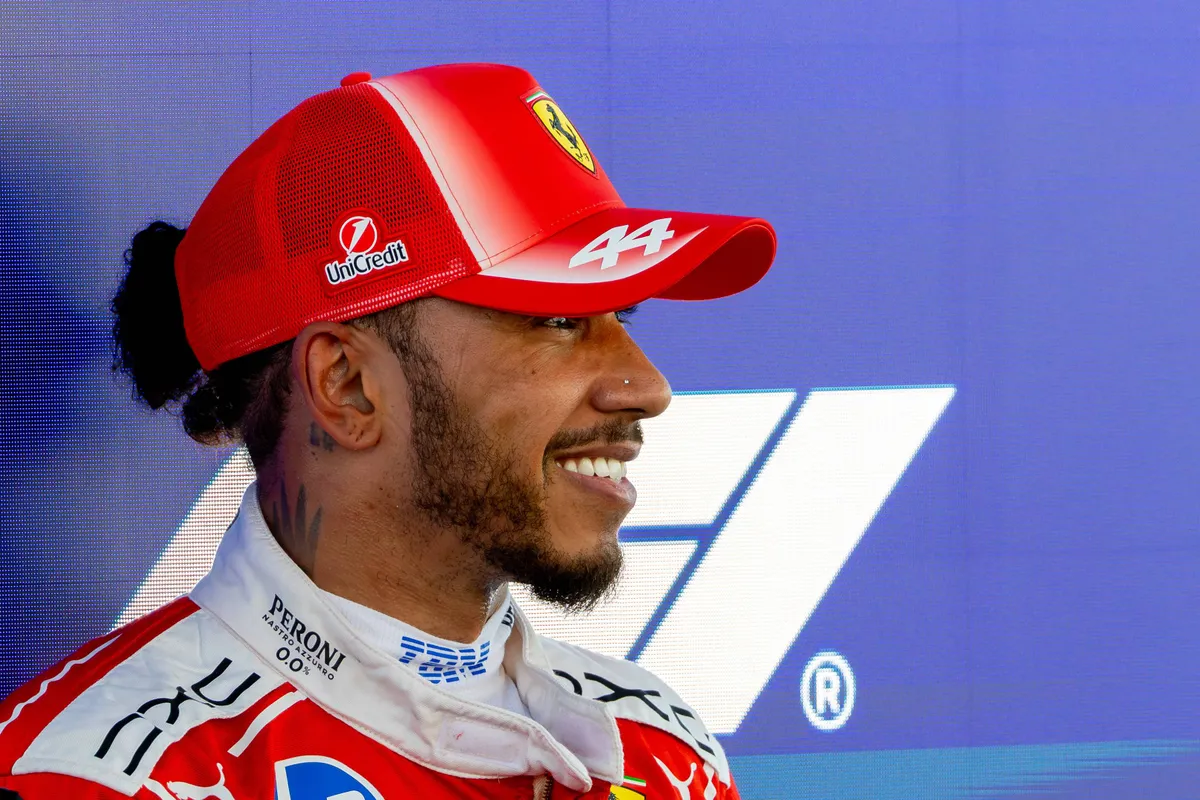 Ferrari-coureur Lewis Hamilton deelt een sneer uit aan Charles Leclerc na zijn zege in Barcelona