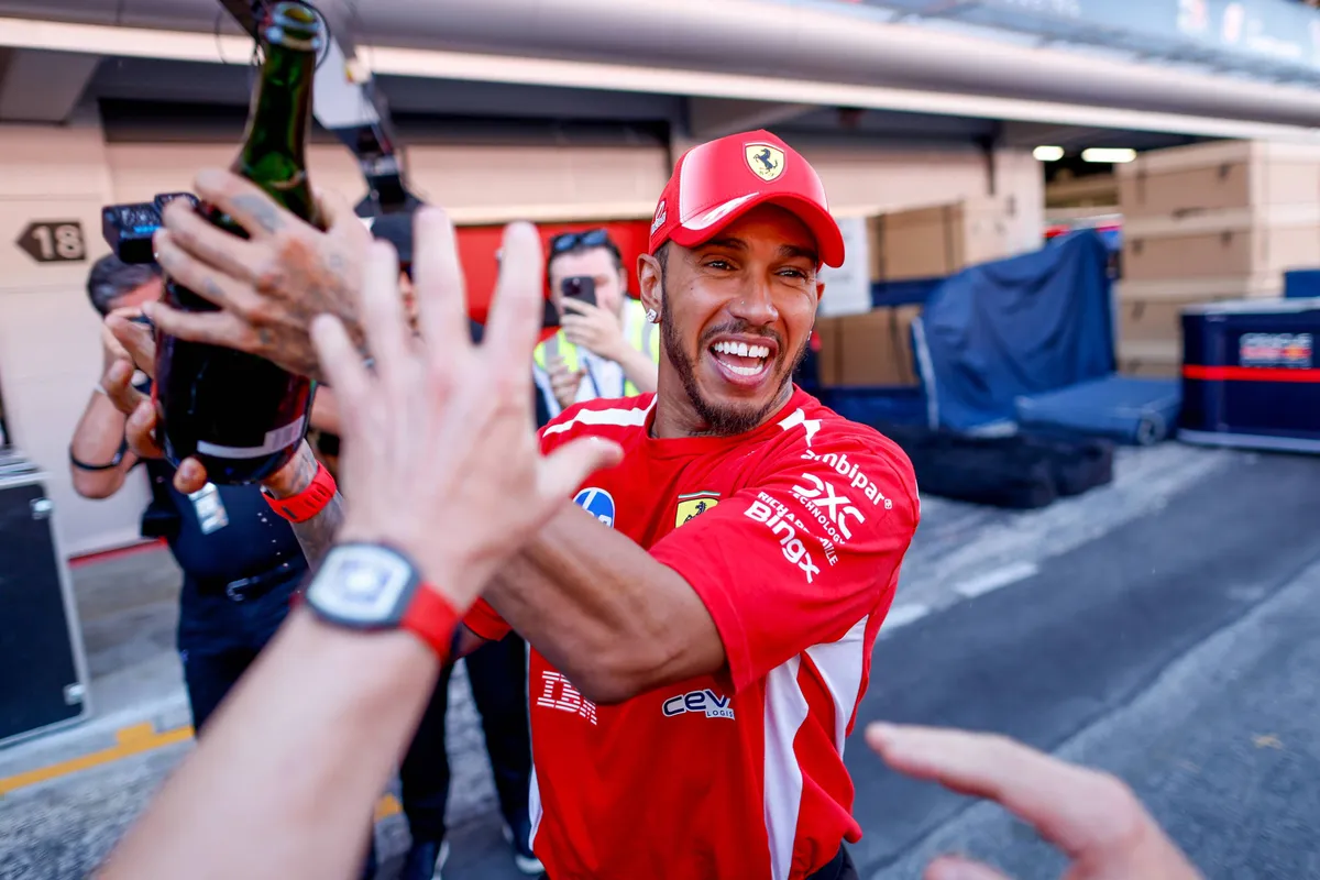 Ferrari-coureur Lewis Hamilton na zijn zege in Barcelona