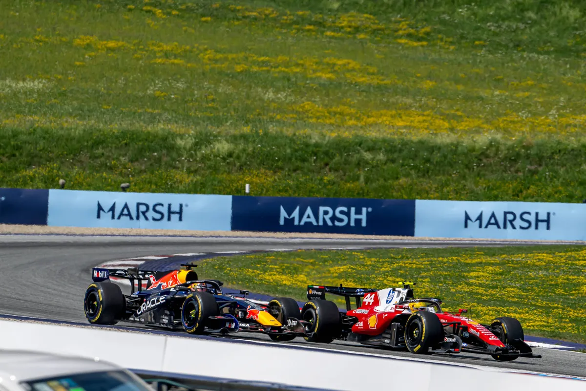 Het duel tussen Max Verstappen en Lewis Hamilton in Oostenrijk in 2026