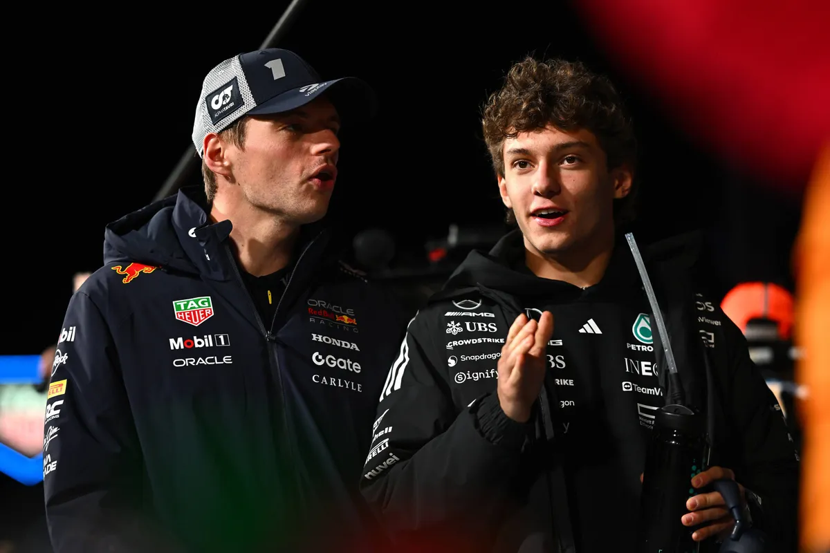 Max Verstappen en Kimi Antonelli tijdens de F1-race in Las Vegas in 2025