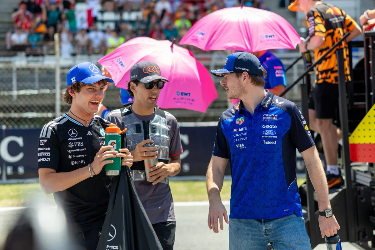 Max Verstappen met Kimi Antonelli en Gabriel Bortoleto op de F1-grid in Spanje