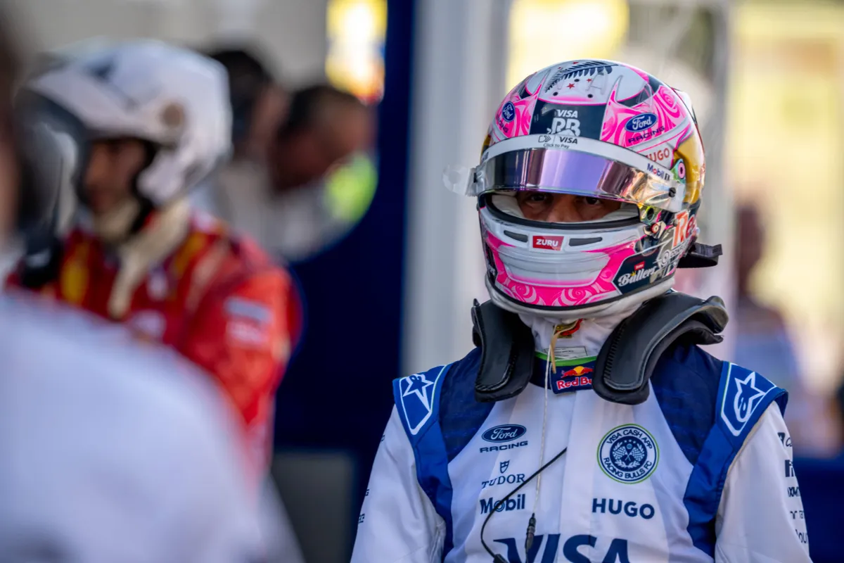 Liam Lawson voor Racing Bulls na de F1-race in Barcelona