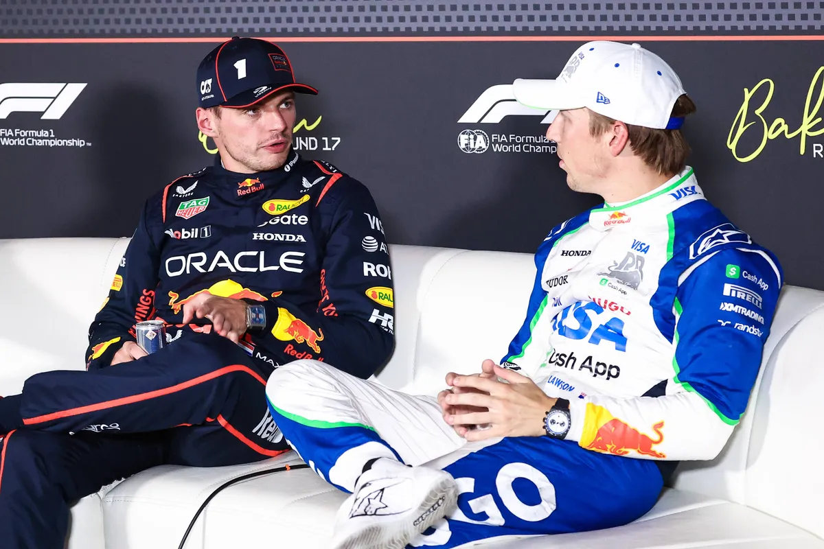 Liam Lawson met voormalig teamgenoot Max Verstappen