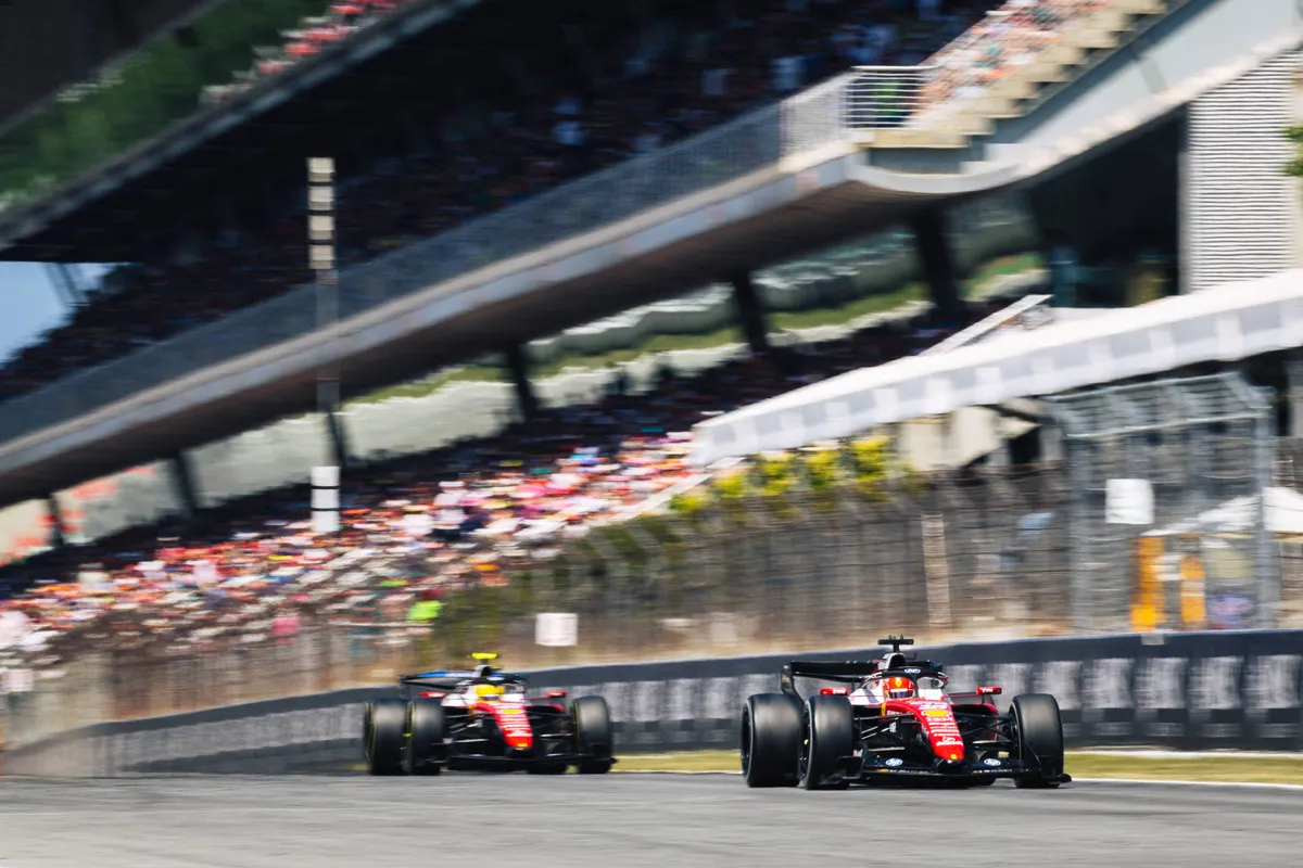 Charles Leclerc en Lewis Hamilton op het rechte stuk in Barcelona