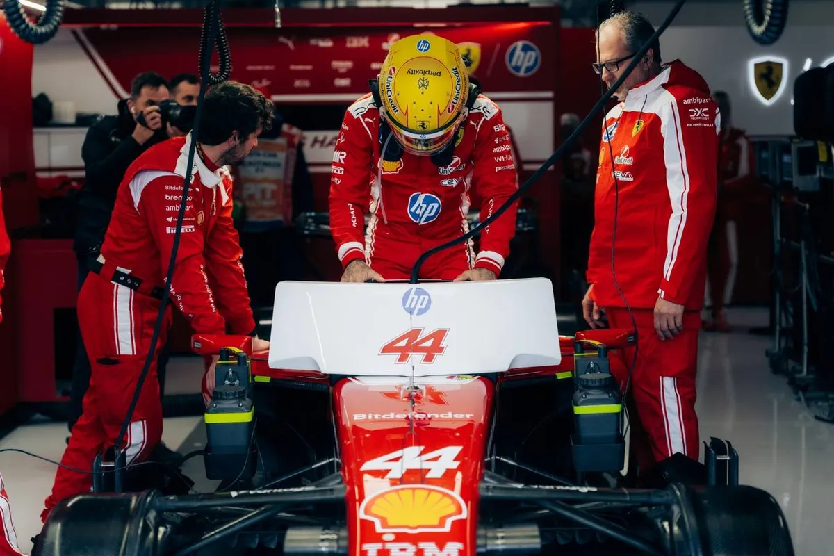 Lewis Hamilton in de garage voorafgaand aan de F1 Grand Prix van Canada 2026
