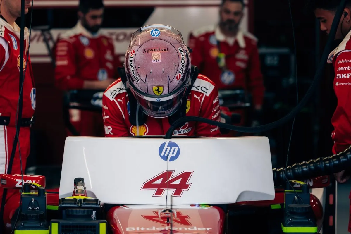 Lewis Hamilton stapt in zijn auto voorafgaand aan de F1 Grand Prix van Monaco in 2026
