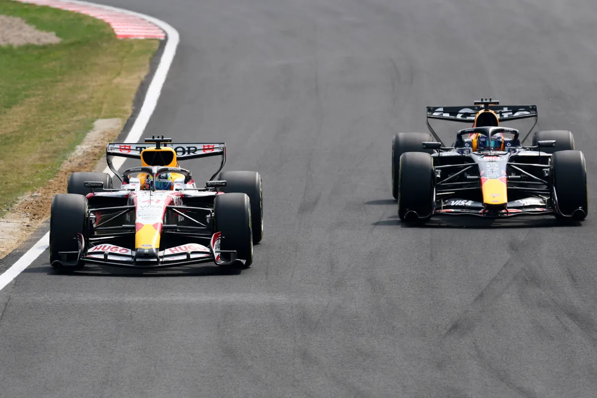 Max Verstappen en Arvid Lindblad tijdens 2026 F1 GP Japan