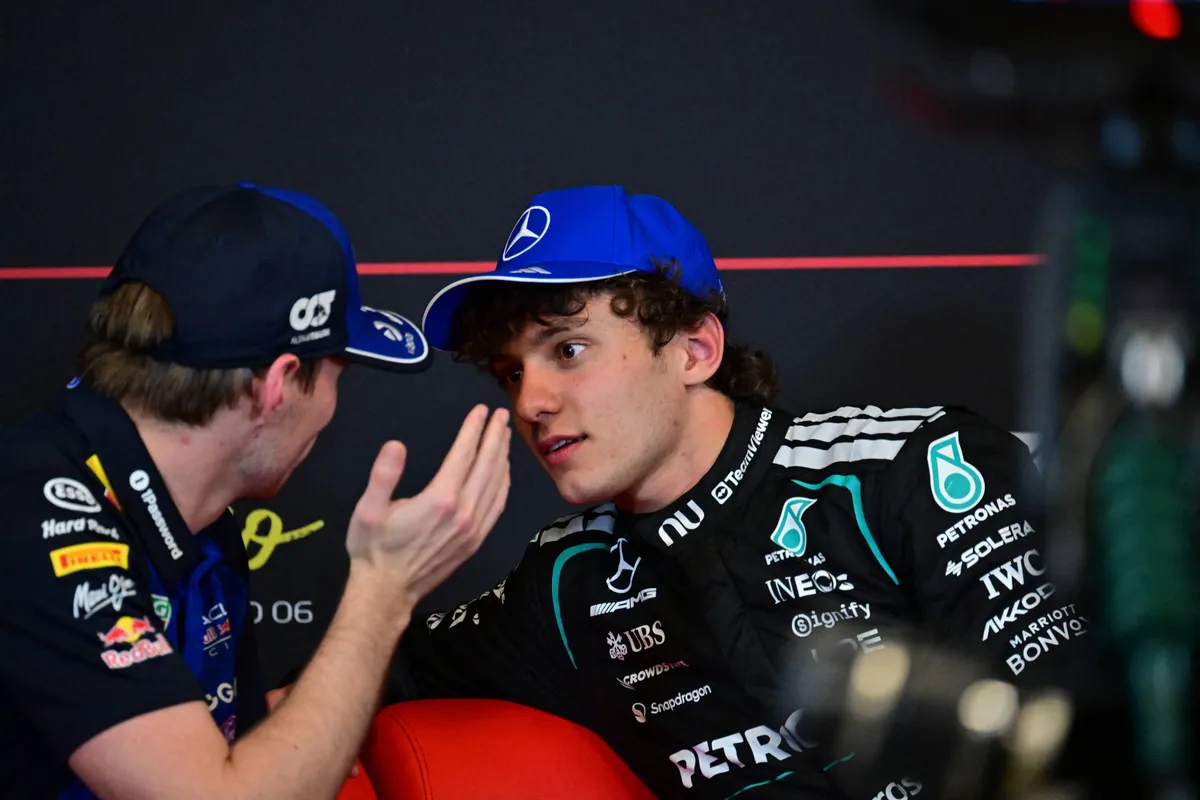 Max Verstappen in gesprek met Kimi Antonelli tijdens de persconferentie in Monaco