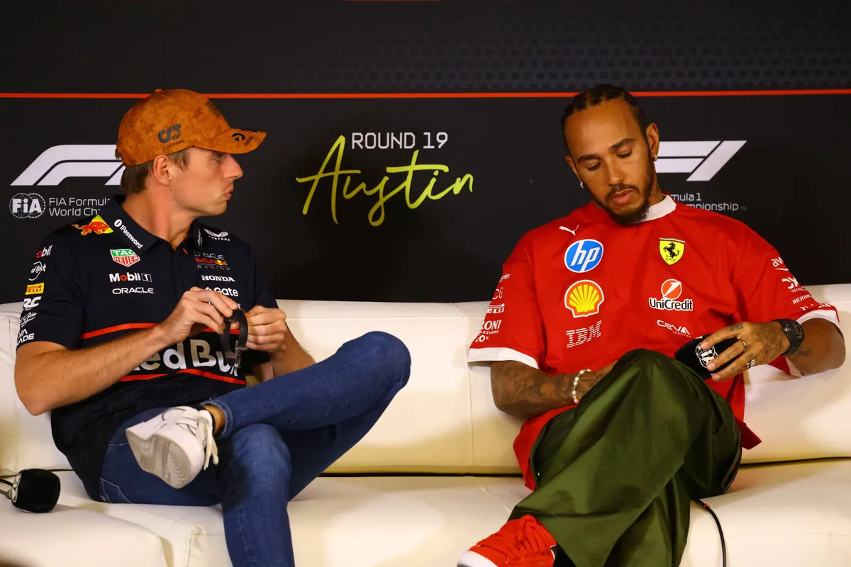 Max Verstappen praat tegen Lewis Hamilton tijdens GP Verenigde Staten in 2025