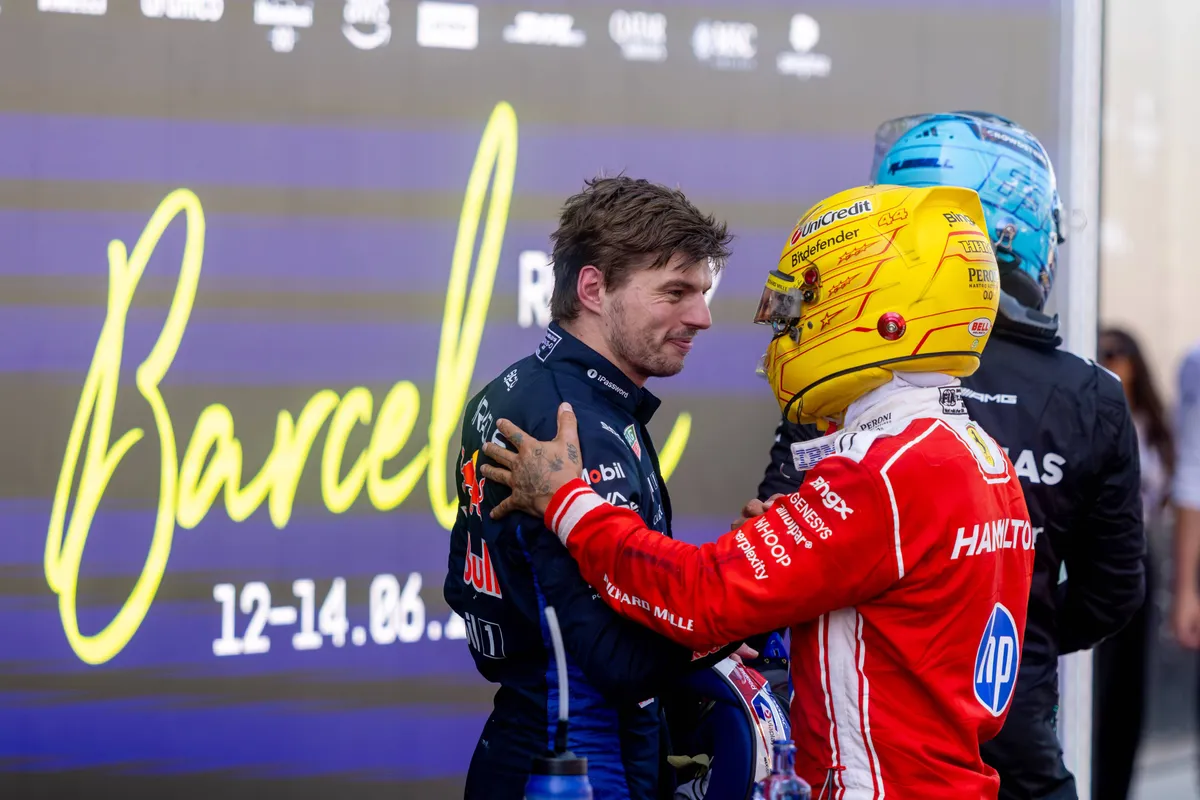 Max Verstappen feliciteert Lewis Hamilton na zijn zege in Barcelona