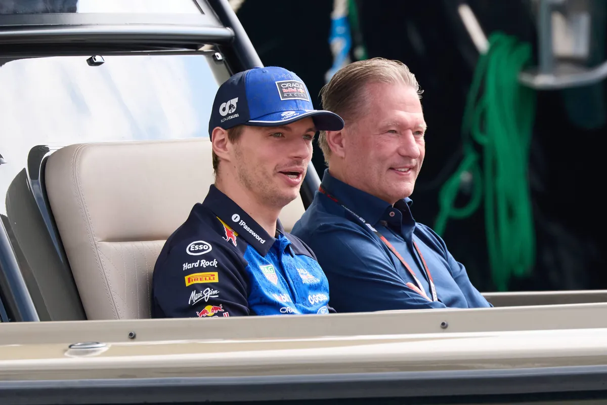 Max en Jos Verstappen arriveren per boot voor de race in Monaco