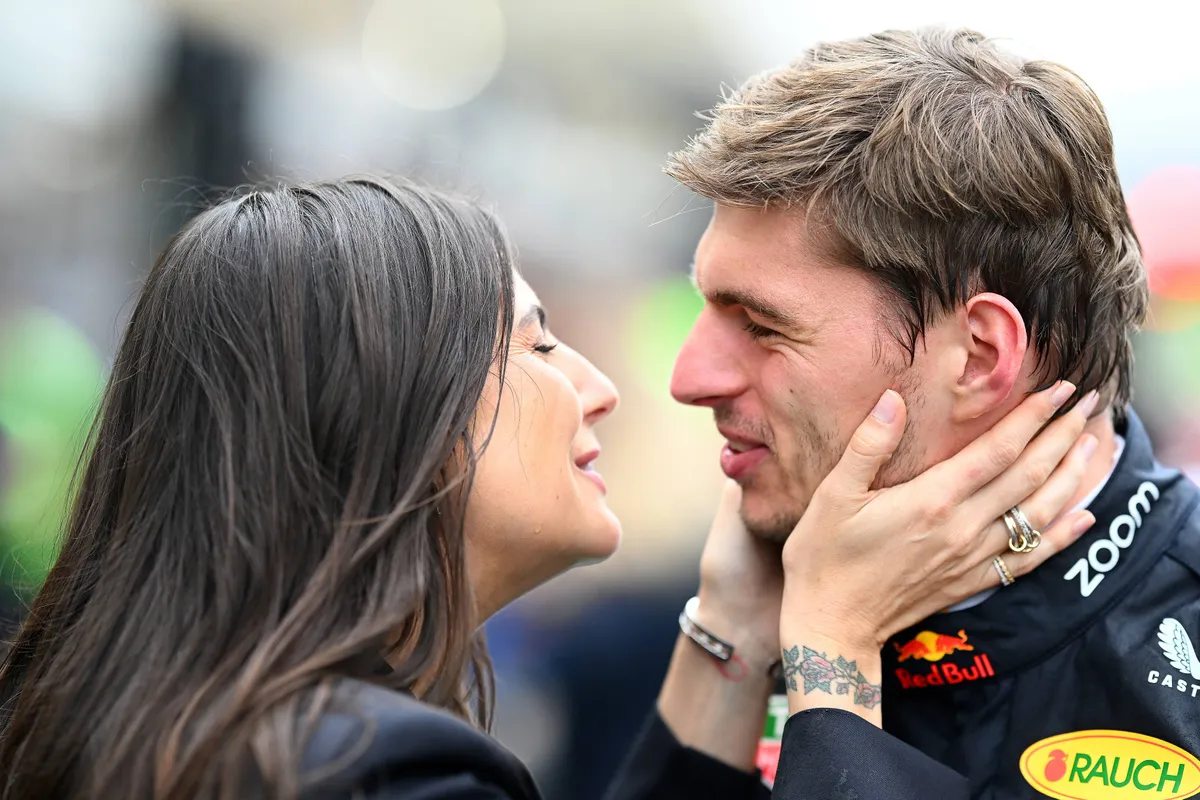 Max Verstappen en partner Kelly Piquet vieren de zege van Verstappen in Brazilië 2024