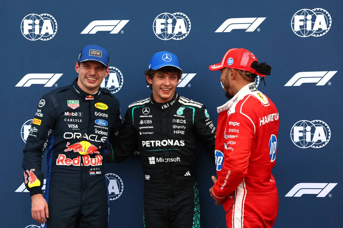 Max Verstappen heeft een grote glimlach op zijn gezicht met Kimi Antonelli en Lewis Hamilton na de kwalificatie in Monaco