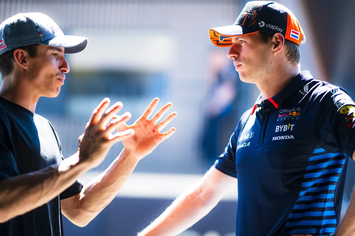 Max Verstappen en Marc Marquez in Barcelona in 2024