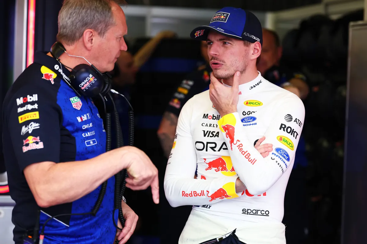 Max Verstappen en Paul Monaghan in gesprek met elkaar