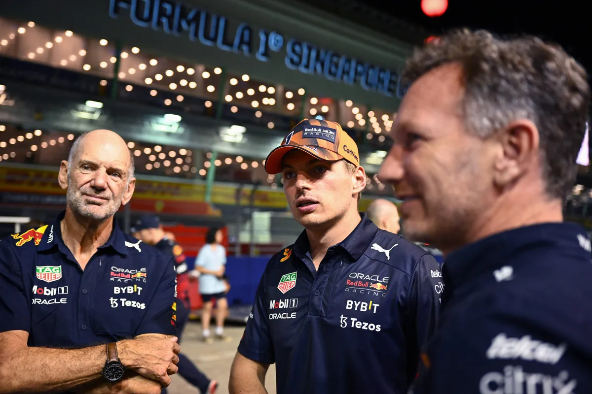 Max Verstappen met Adrian Newey en Christian Horner in 2022