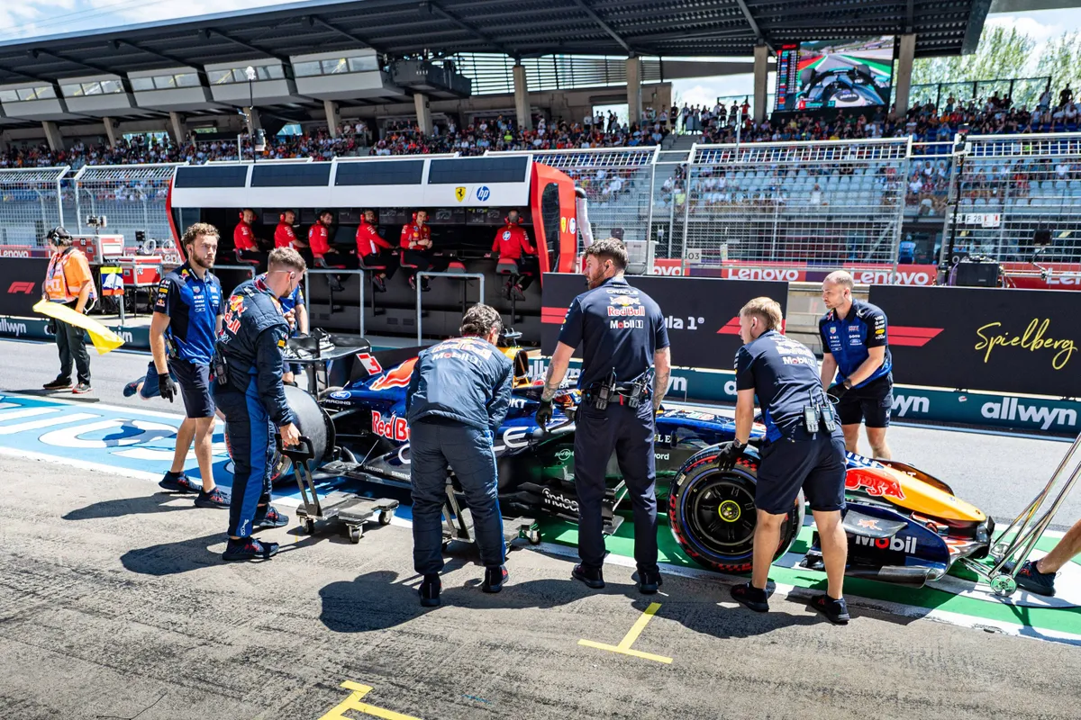 Max Verstappen valt stil met problemen in de pitstraat in Oostenrijk