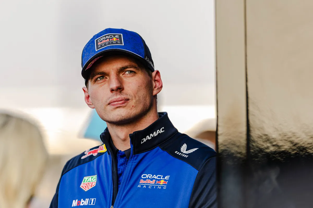 Max Verstappen kijkt bezorgd weg tijdens het 2026 F1-seizoen