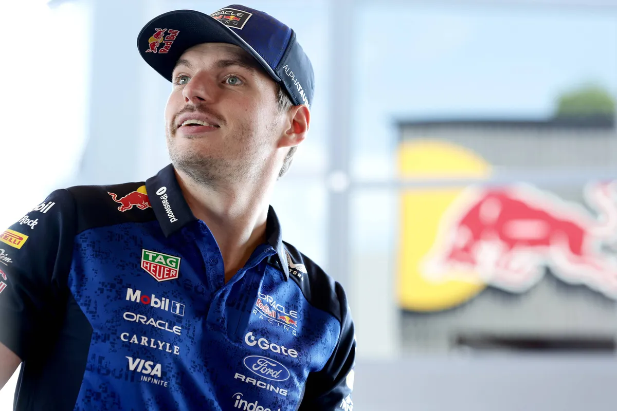 Max Verstappen lacht in de F1-paddock in Barcelona in 2026